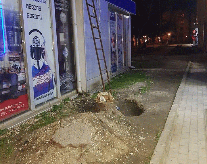 ვინ გასცა სკვერში მშენებლობის ნებართვა? – ქუთაისის მერია ბრალდებას ბრალდებით პასუხობს