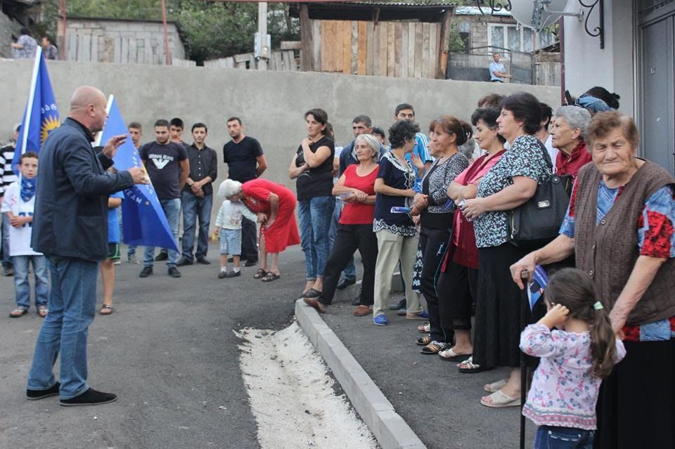 “განხორციელებული ცვლილებებით და პროგრამებით, ჩვენი ქვეყანა სწორი განვითარების გზაზე დგას” (R)