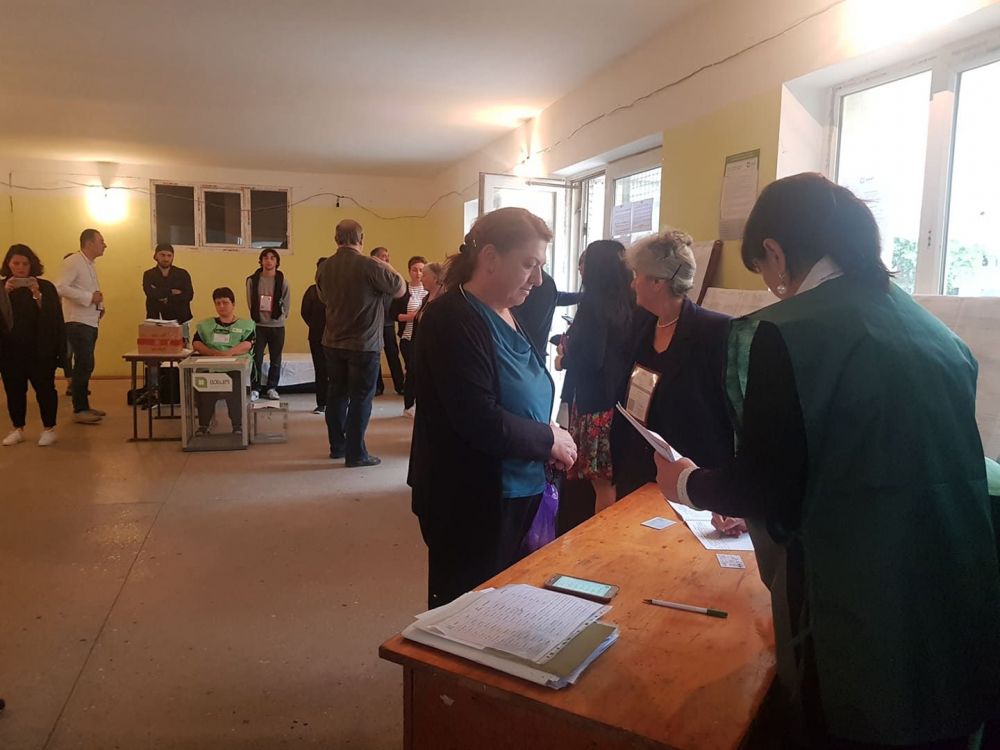 ზესტაფონში პირველი ამომრჩევლები საარჩევნო უბნებზე უკვე მივიდნენ