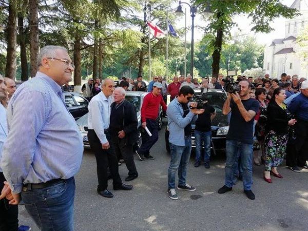 ზესტაფონის მერის კახაბერ მახათაძის გადადგომას ითხოვენ