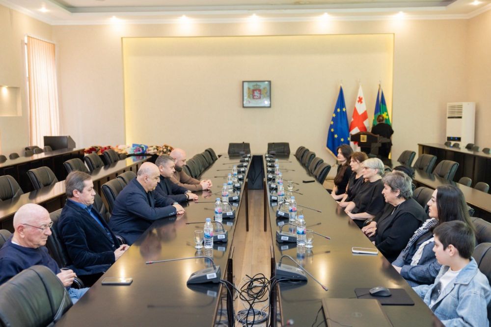 ქუთაისის მერიაში 8 მარტის აგვისტოს ომში დაღუპული მებრძოლების ოჯახის წევრებს მიულოცეს
