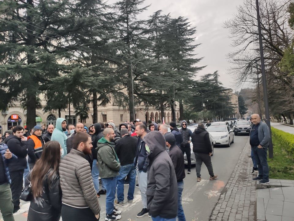 ქუთაისის მერიათან აქციის მონაწილეებმა გზა გადაკეტეს, არიან დაკავებულები