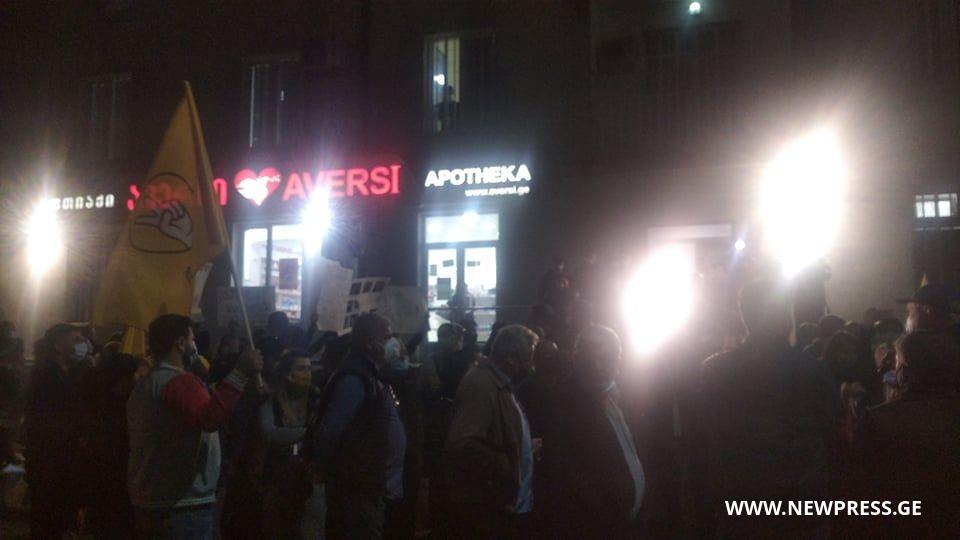 “ვითხოვთ მოპარული არჩევნების დარუნებას” – აქცია ქუთაისის 59-ე საოლქო კომისიასთან