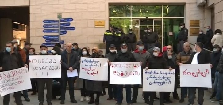 ოცნება აღარიბებს  – ქუთაისის მერიის წინ მოქალაქეები საპროტესტო აქციას მართავენ