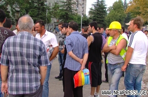 პარლამენტის მშენებლებს ხელფასები მისცეს, ხელშეკრულებები – არა