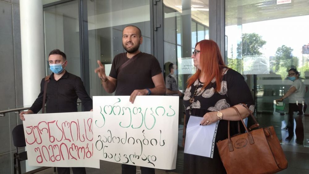 ქუთაისში საოლქო პროკურატურასთან ჟურნალისტი შიმშილობს