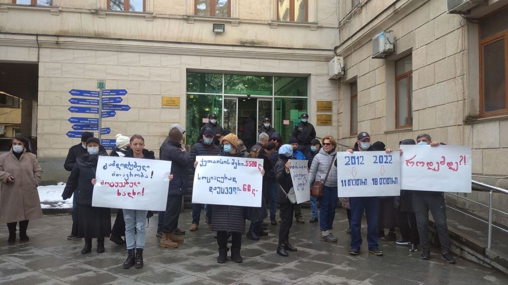 “გამდიდრებული მთავრობა, მოტყუებული ხალხი” – ქუთაისის მერიის წინ “ნაციონალური მოძრაობის” აქცია მიმდინარეობს