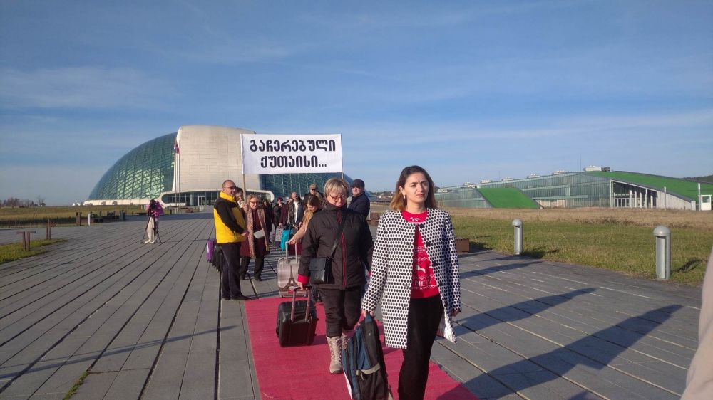 “ჩემოდნების აქცია” – “ქართულ ოცნებას” ქუთაისის დაპაუზებაში ადანაშაულებენ