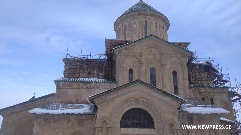 გელათის ტაძრის ნაწილი ამ დრომდე  გადახურვის გარეშეა დარჩენილი
