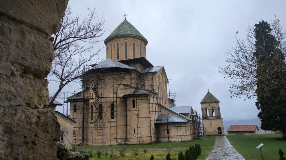 გელათის დროებითი გადახურვის მოსამზადებლად ლოჯისტიკური სამუშაოები მიმდინარეობს