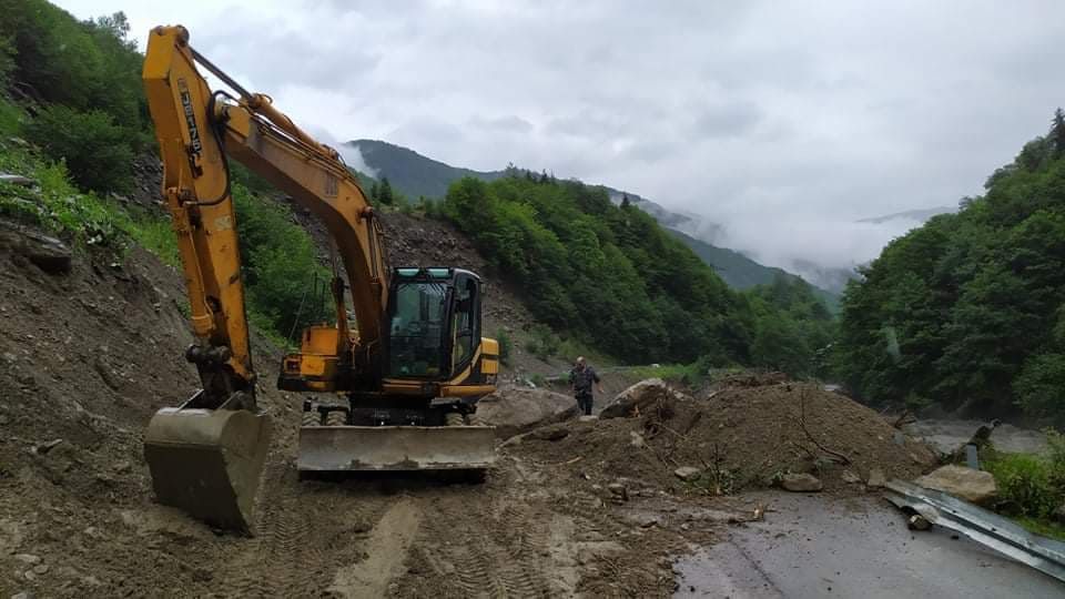 ლენტეხში გზის გაწმენდითი სამუშაოები დილიდან განახლდა
