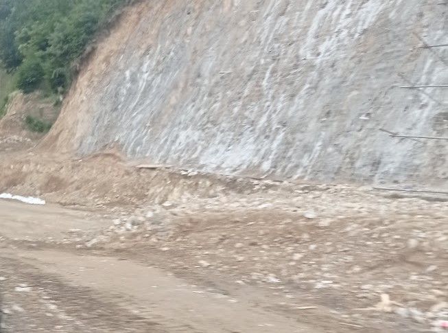 რიკოთის გზის მონაკვეთზე მიწის მასა  ჩამოიშალა