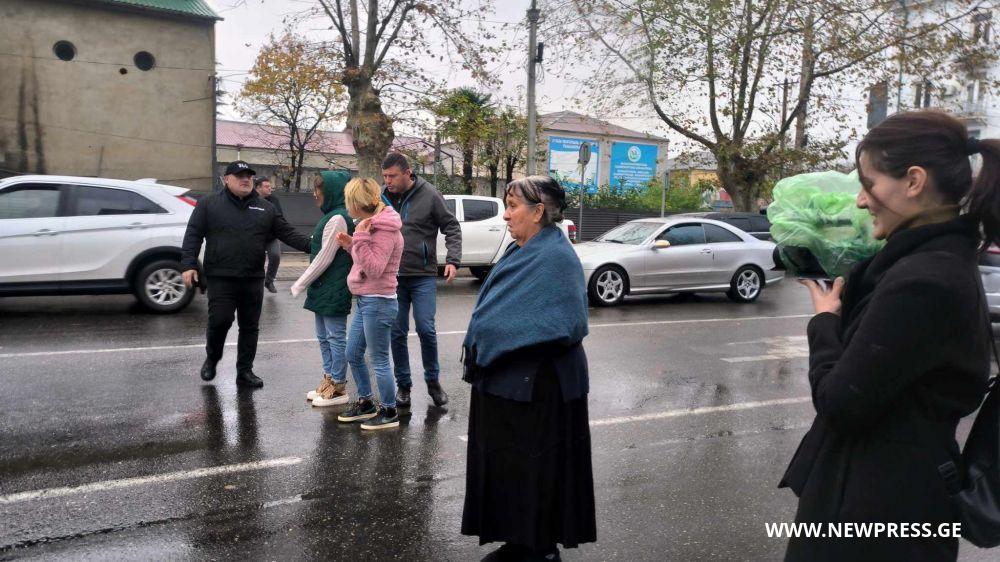 სასტუმრო „თბილისში“ მცხოვრებმა დევნილებმა გზის გადაკეტვა სცადეს