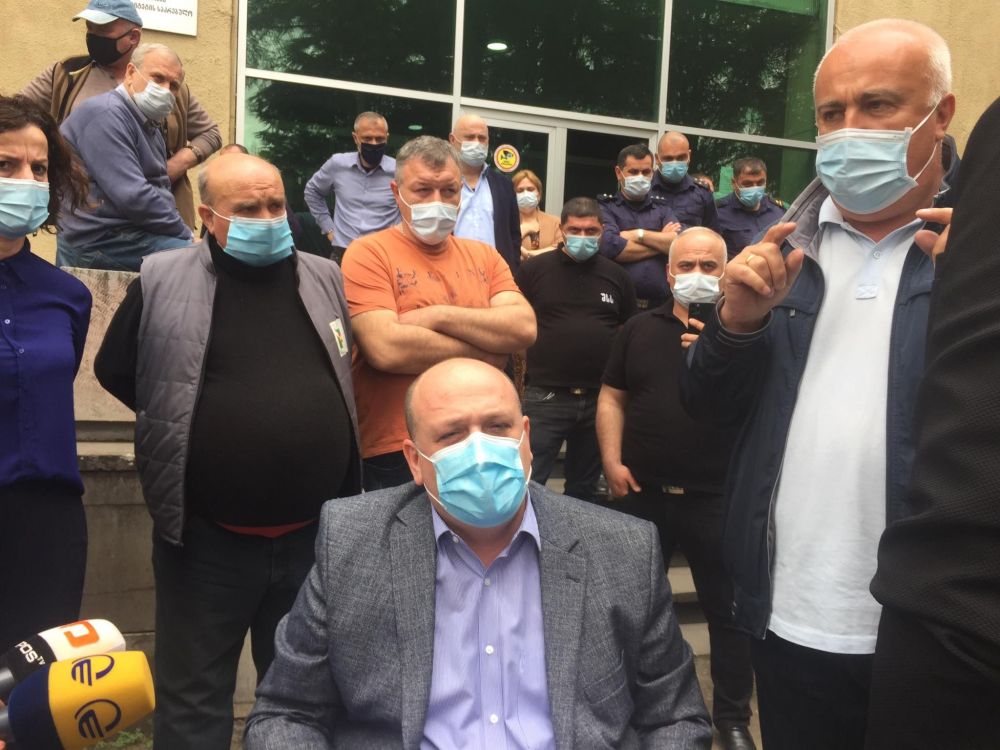 “ქართული ოცნებიდან” გაშვებულმა პირებმა ზესტაფონის მერიაში ხმაური მოაწყვეს