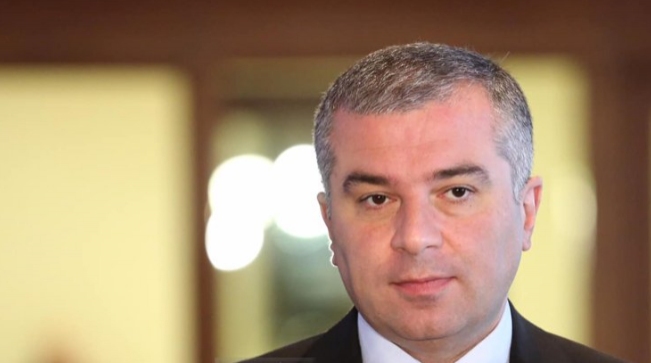 “შეხვედრას კი ერქვა საახალწლო მიღება, მაგრამ თოვლის ბაბუა არ ესწეროდა, რომ ადამიანები ნახევარ საათში შეეცვალა”