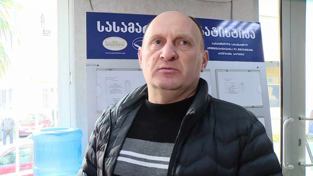 კოლეგის შევიწროებაში ბრალდებულ პედაგოგს სასამართლომ 2000 ლარიანი გირაო შეუფარდა