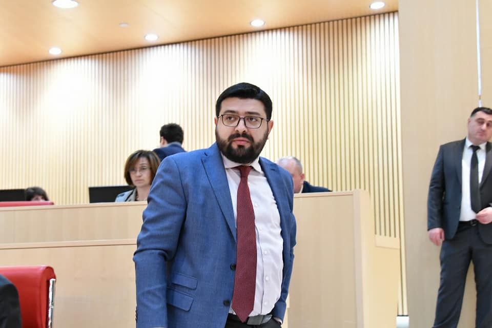 ქართული ოცნების დეპუტატი დიმიტრი სამხარაძე  გოგი წულაიას აგინებს და სხვებსაც ამისკენ მოუწოდებს