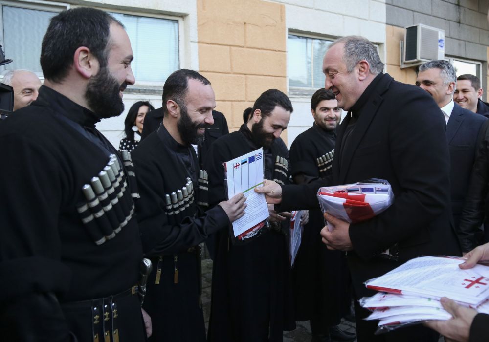 ქუთაისში სახელმწიფო დროშა ექიმებმა აღმართეს