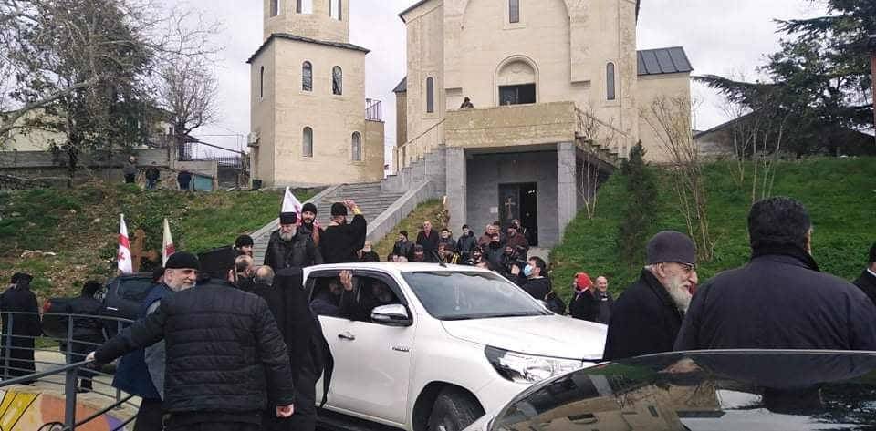 “ეკლესიის მისიაა აკურთხოს, მადლი მისცეს, გაამხნევოს, ადამიანი” – ქუთაისის ქუჩები სასულიერო პირებმა აკურეთხეს