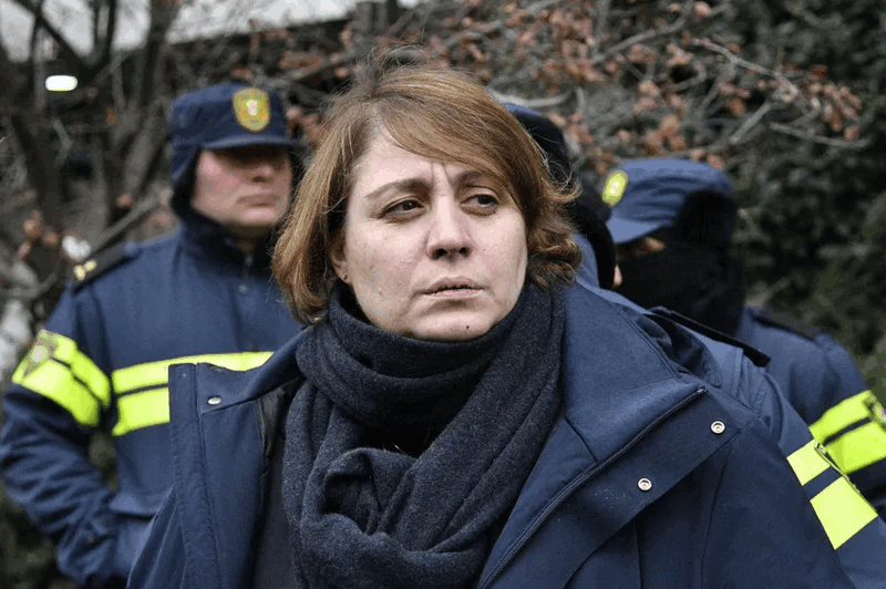 ელენე ხოშტარია აცხადებს, რომ პოლიციის განყოფილებაში მასზე ფიზიკურად იძალადეს