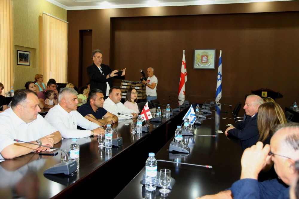ისრაელის ელჩმა 10 ქუთაისელ სოციალურად დაუცველ ბავშვს კომპიუტერები გადასცა
