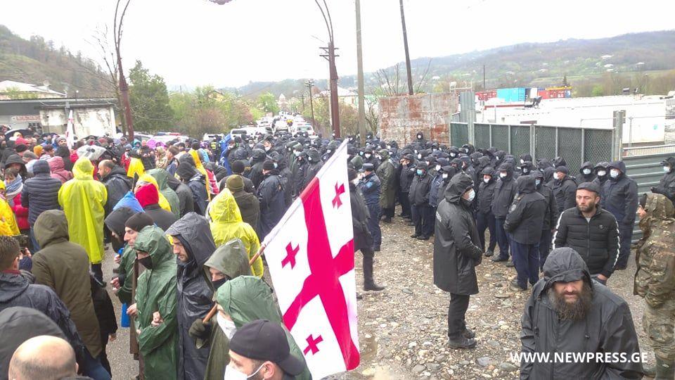 “ენკას” ოფისთან ჰესის მოწინააღმდეგეები და სამართალდამცველები არიან მობილიზებული