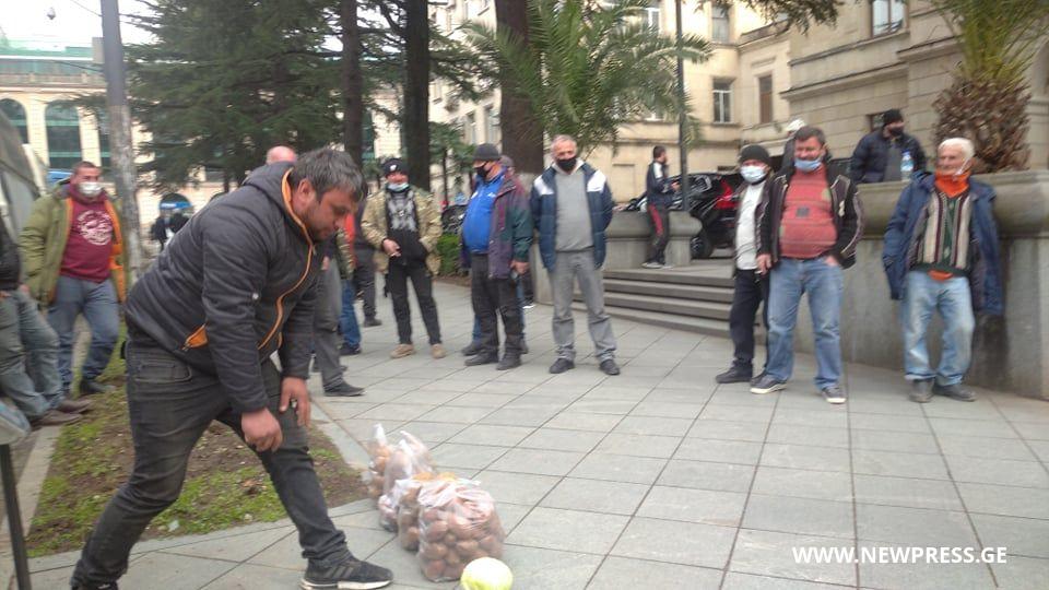ქუთაისის მერიასთან ნიკეას ბაზრის მოვაჭრეებმა პროტესტის ნიშნად ვაჭრობა მოაწყვეს [VIDEO]