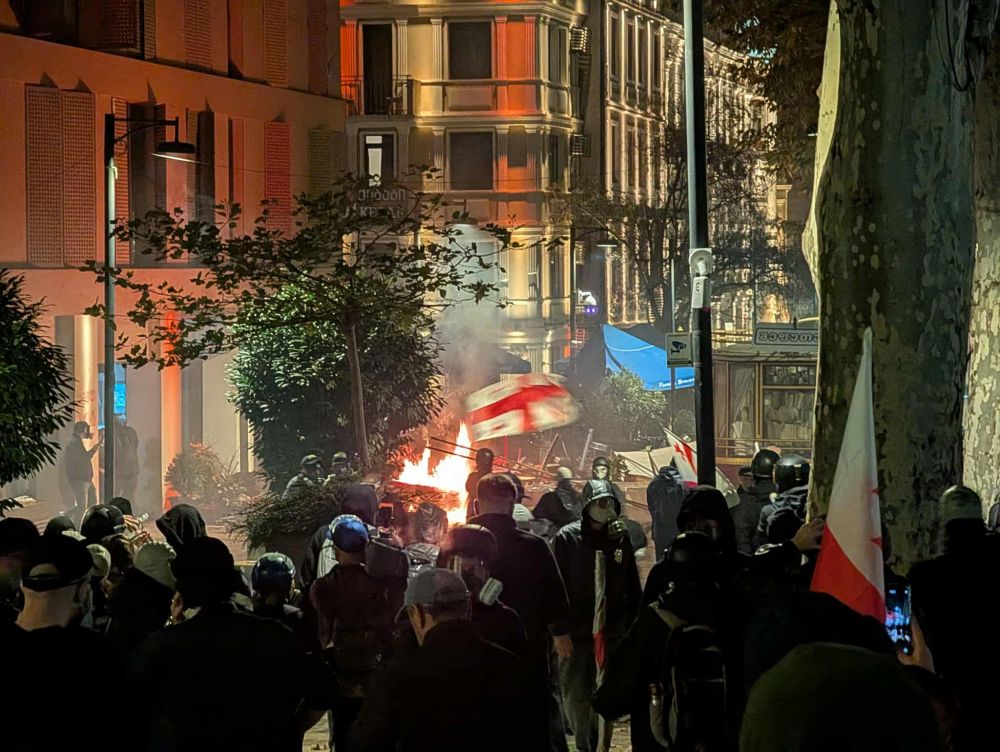 თბილისის ქუჩებში მოქალაქეები კვლავ რჩებიან