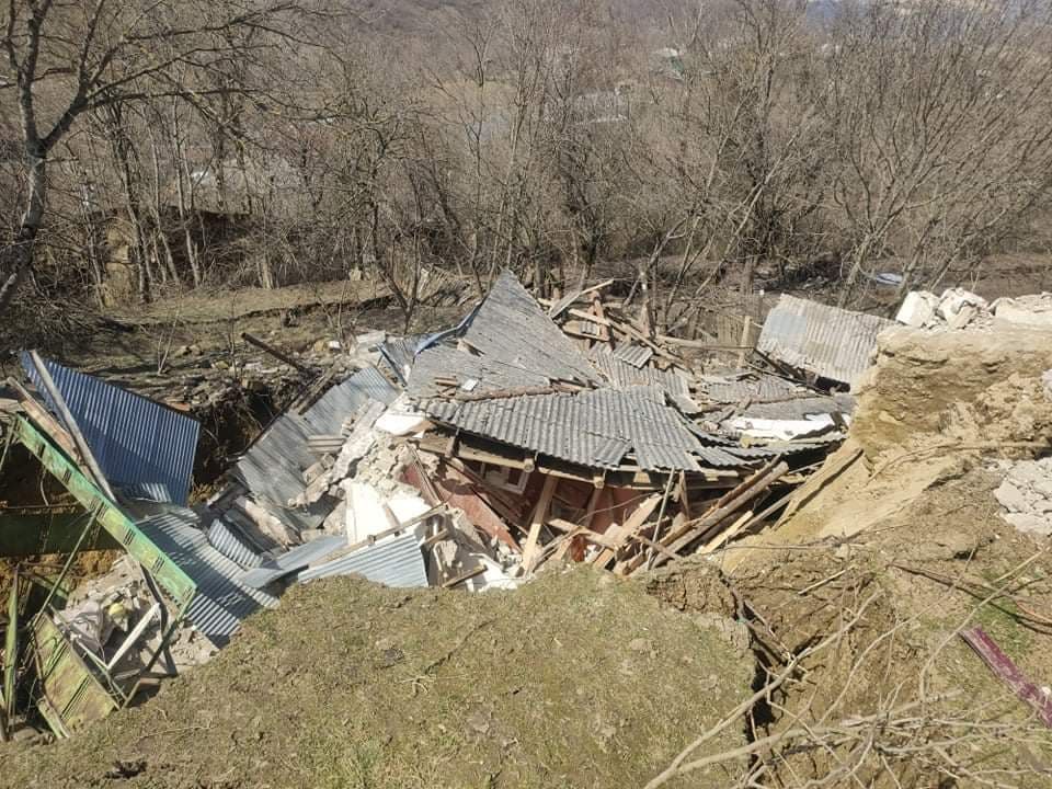სოფელ ითხვისში სახლები ინგრევა,  12 სახლი სრულად დაინგრა