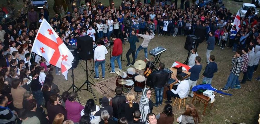 ,,იყავი ჩვენთან“- ჭიათურაში “ქართული ოცნების”  მხარდამჭერი კონცერტები იმართება  [R]
