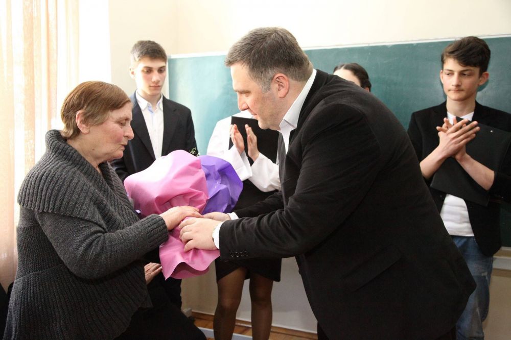 41-ე საჯარო სკოლის პედაგოგს  „ღვაწლმოსილი ქუთაისელის“ საპატიო სიგელი გადასცეს