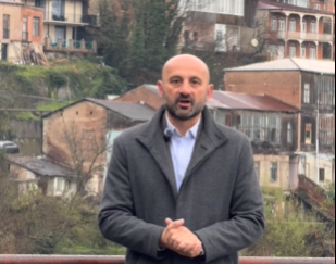გარდაცვლილი ბავშვების ბებია აფხაზეთის მთავრობის თავჯდომარემ კლინიკაში მოინახულა