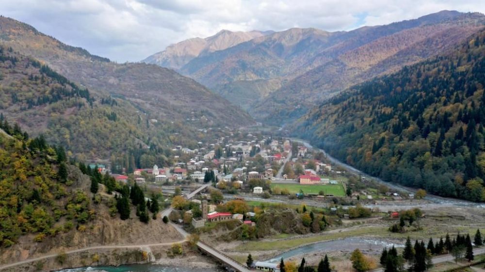 ლენტეხის მუნიციპალიტეტის მერის კაბინეტი დაცხრილეს