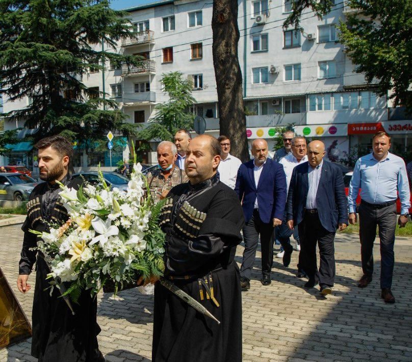 ქუთაისში ჩერნობილელთა  მემორიალი ყვავილებით შეამკეს