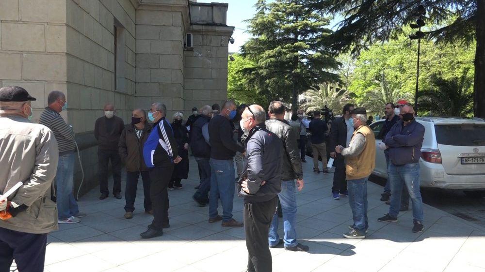 ქუთაისის მერიასთან ათეულობით მოქალაქე  საშვის მიღების მოთხოვნით შეიკრიბა