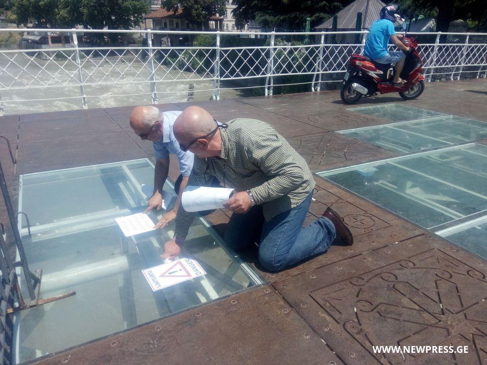 “ფრთხილად, ადგილობრივ ხელისუფლებაში სულელები არიან” –  “თეთრ ხიდზე” აქცია-პერფორმანსი მოეწყო