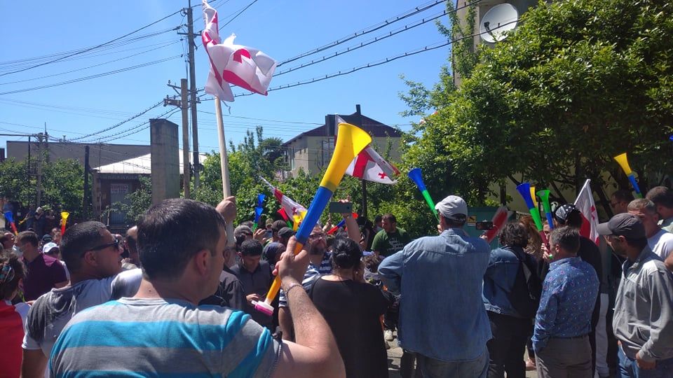 “ენკას” ოფისთან ნამახვანჰესის მოწინააღმდეგეები აქციას მართავენ [VIDEO]