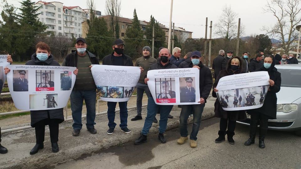 ქუთაისის საქალაქო სასამართლოსთან ლექსო რაფავას პატიმრობას აპროტესტებენ