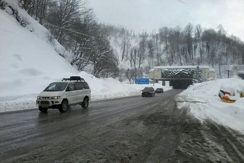 თოვლის გამო რიკოთის უღელტეხილთან ავტომანქანების მოძრაობა გართულებულია