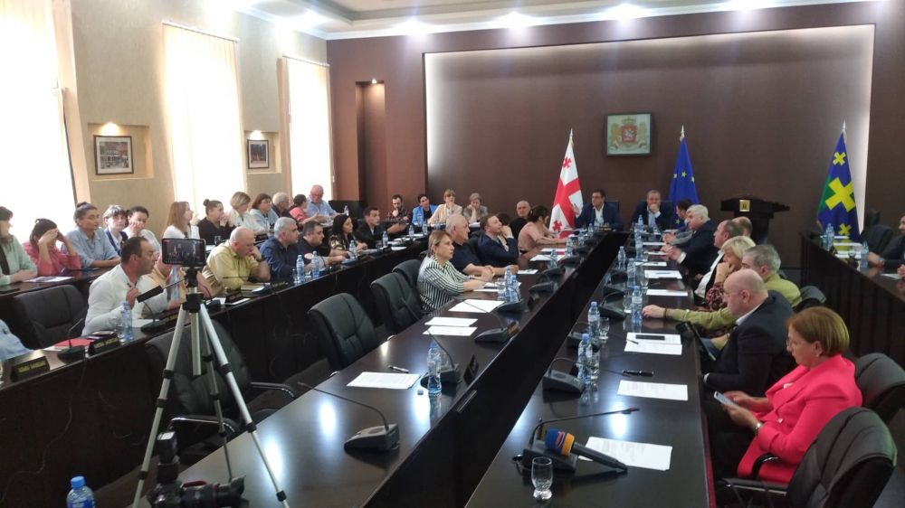 ქუთაისში საკრებულოს სხდომა ხმაურით დაიწყო