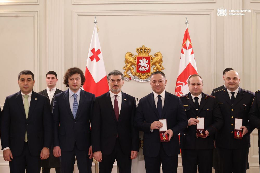 სანქცირების პარალელურად მთავრობა პოლიციის მაღალჩინოსნებს აჯილდოებს