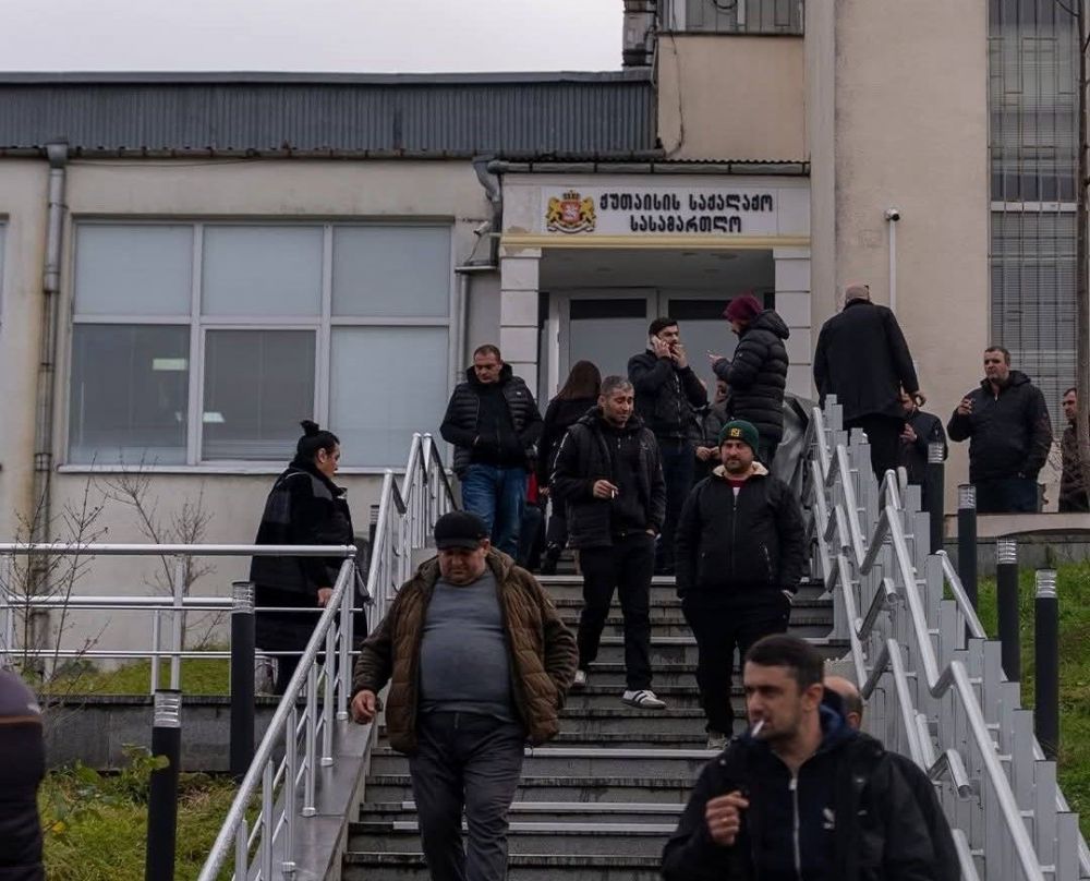 პირი, რომელმაც ქუთაისში რუსეთის დროშა აღმართა, სასამართლომ 500 ლარით დააჯარიმა