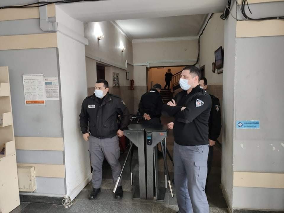 ქუთაისის მერიაში ჟურნალისტებისთვის საშვთა სისტემის ამოქმედებას დაპირისპირება მოყვა