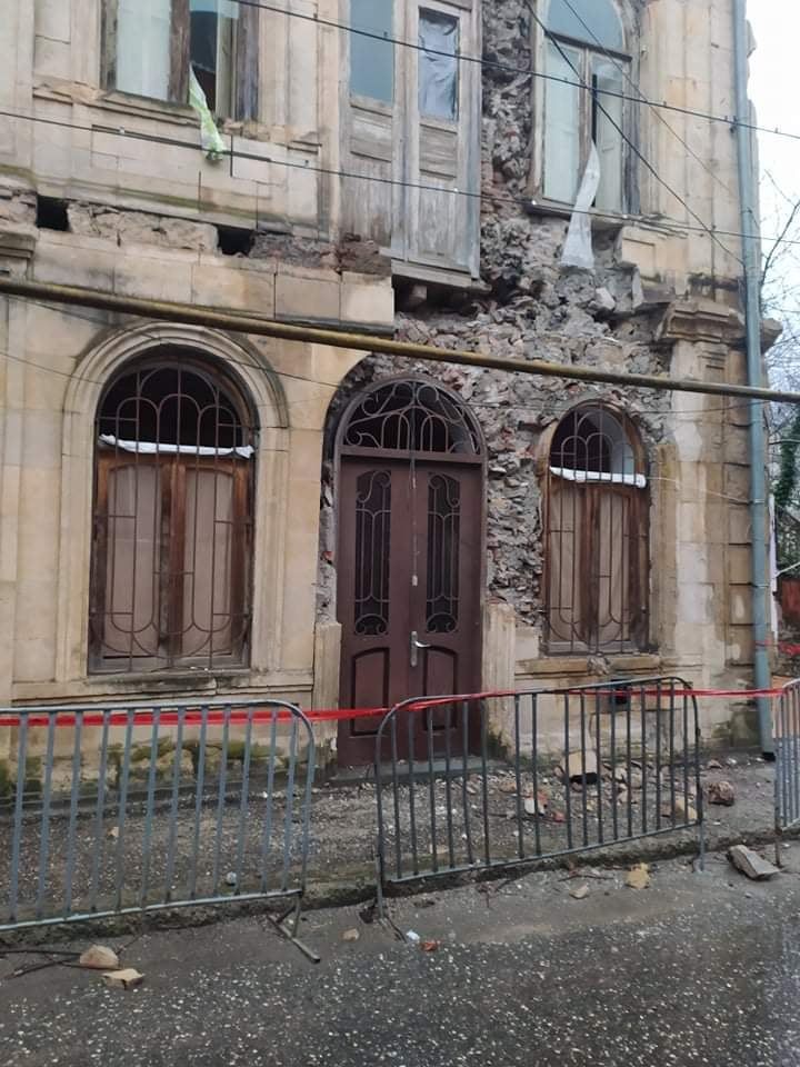კულტურული მემკვიდრეობის სტატუსის მქონე შენობაში მცხოვრებლები დახმარებას ითხოვენ