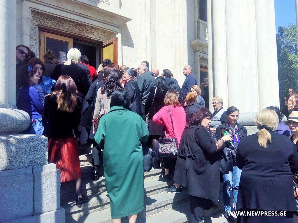 “მერიის თანამშრომლები, რომლებიც შეხვედრას ესწრებიან, შვებულებაში არიან”