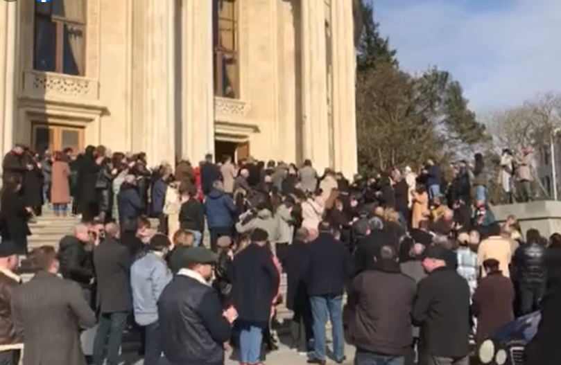 რეზი ქაროსანიძე მესხიშვილის თეატრიდან ტაშით გააცილეს