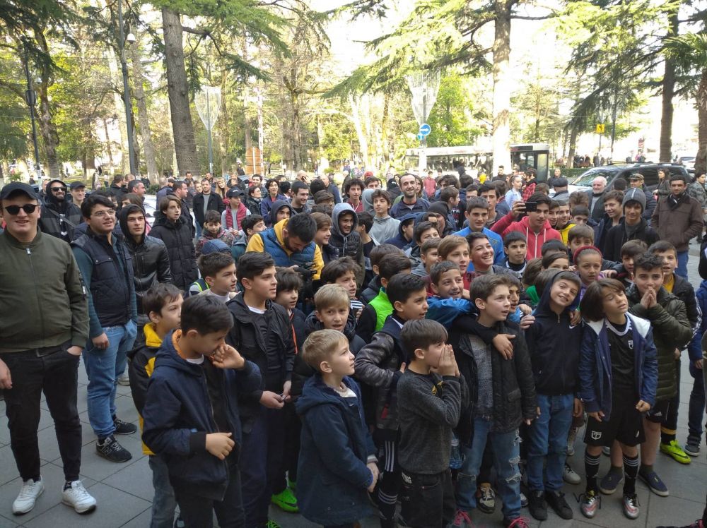 “ტორპედოს” თანამშრომლები და  მხარდამჭერები ქუთაისის მერიასთან აქციას მართავენ
