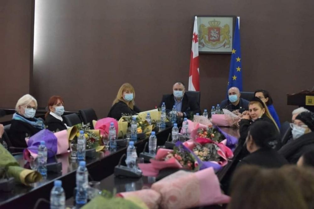 ქუთაისში ქალთა დღეს ღირსების ორდენოსან და ამაგდარ პედაგოგებს განსაკუთრებულად მიულოცეს