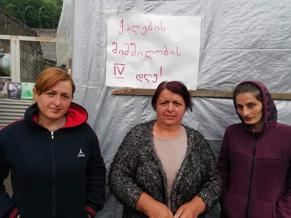 ჭიათურაში სამმა ქალმა პირი ამოიკერა