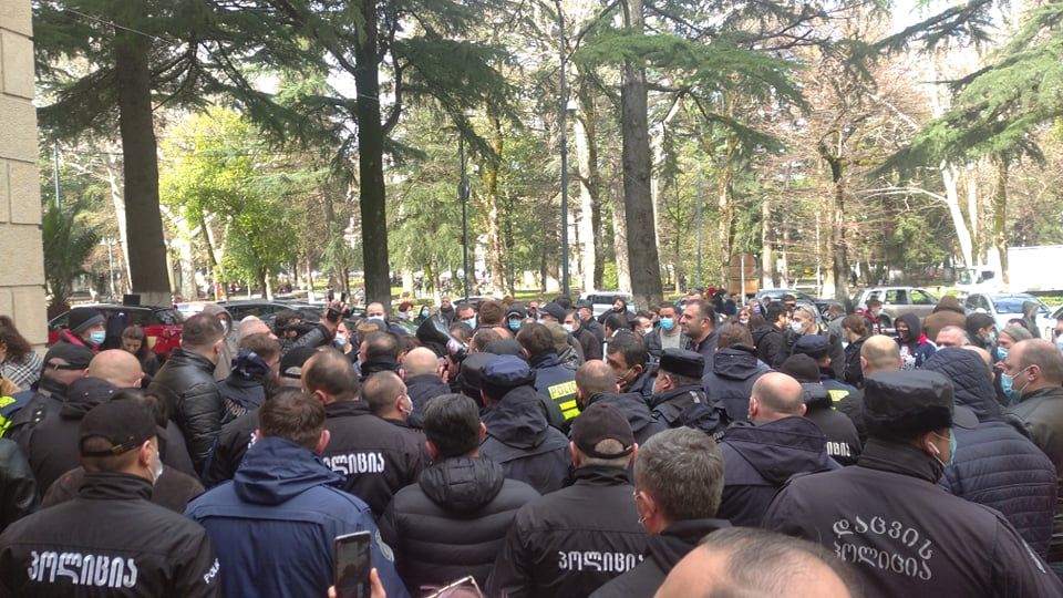 ქუთაისის მერიასთან ფარული ჩანაწერები  ხმაურიანი აქციით გააპროტესტეს